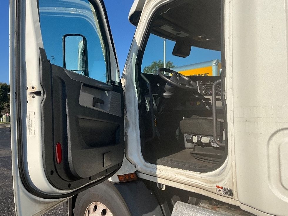 Sleeper Tractor-Heavy Duty Tractors-Freightliner-2021-T11664ST-Swedesboro-NJ-574,151\n\t\tmiles-$ 58,750 - Image 9