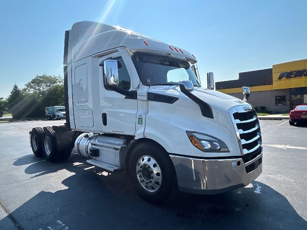 Sleeper Tractor-Heavy Duty Tractors-Freightliner-2021-T11664ST-Swedesboro-NJ-595,537\n\t\tmiles-$ 52,500 - Image 1