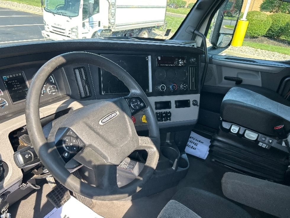 Sleeper Tractor-Heavy Duty Tractors-Freightliner-2021-T11664ST-Swedesboro-NJ-595,537\n\t\tmiles-$ 52,500 - Image 10
