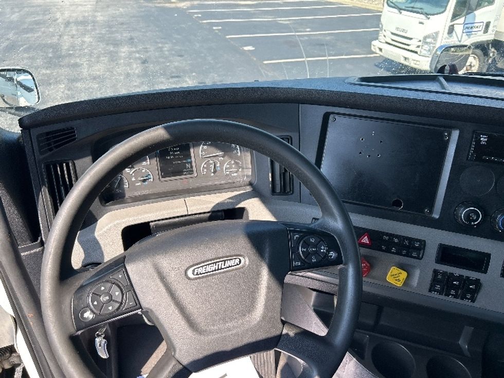 Sleeper Tractor-Heavy Duty Tractors-Freightliner-2021-T11664ST-Swedesboro-NJ-595,537\n\t\tmiles-$ 52,500 - Image 11