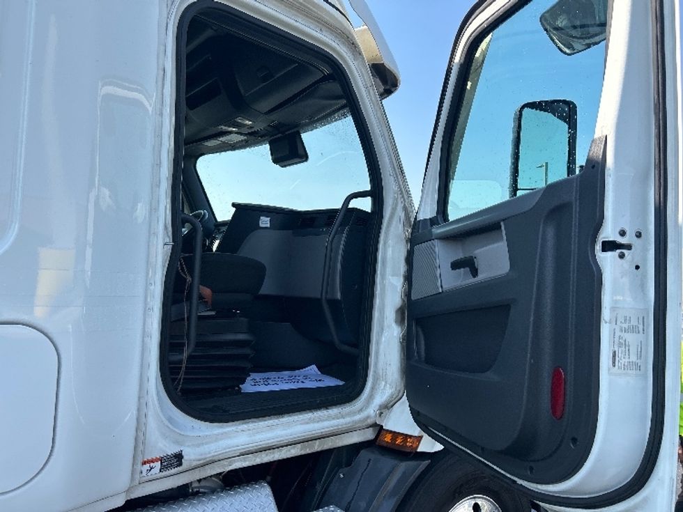 Sleeper Tractor-Heavy Duty Tractors-Freightliner-2021-T11664ST-Swedesboro-NJ-595,537\n\t\tmiles-$ 52,500 - Image 13