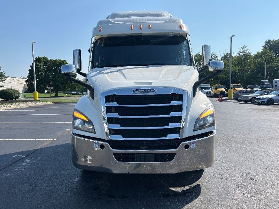 Sleeper Tractor-Heavy Duty Tractors-Freightliner-2021-T11664ST-Swedesboro-NJ-595,537\n\t\tmiles-$ 52,500 - Image 2