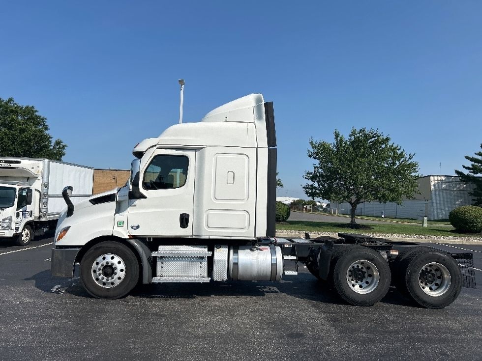 Sleeper Tractor-Heavy Duty Tractors-Freightliner-2021-T11664ST-Swedesboro-NJ-595,537\n\t\tmiles-$ 52,500 - Image 4