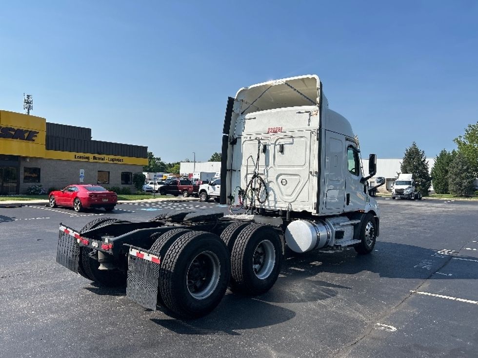 Sleeper Tractor-Heavy Duty Tractors-Freightliner-2021-T11664ST-Swedesboro-NJ-595,537\n\t\tmiles-$ 52,500 - Image 7