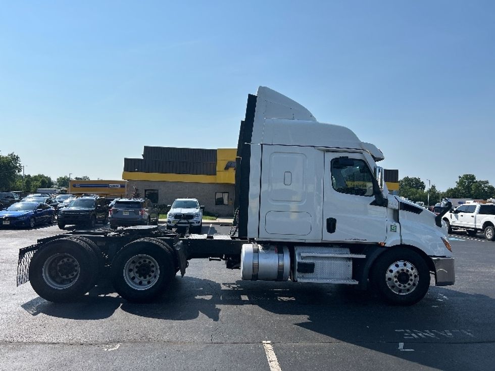 Sleeper Tractor-Heavy Duty Tractors-Freightliner-2021-T11664ST-Swedesboro-NJ-595,537\n\t\tmiles-$ 52,500 - Image 8