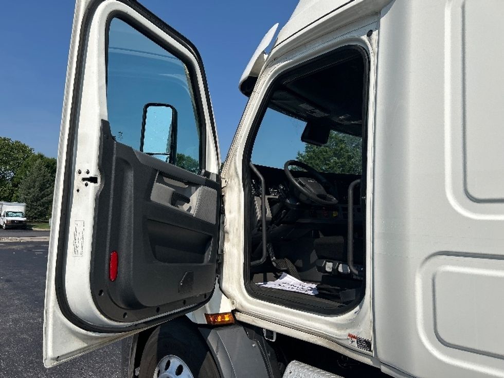 Sleeper Tractor-Heavy Duty Tractors-Freightliner-2021-T11664ST-Swedesboro-NJ-595,537\n\t\tmiles-$ 52,500 - Image 9