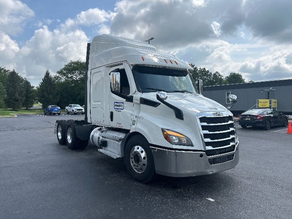Sleeper Tractor-Heavy Duty Tractors-Freightliner-2021-T11664ST-Swedesboro-NJ-624,722\n\t\tmiles-$ 51,750 - Image 1