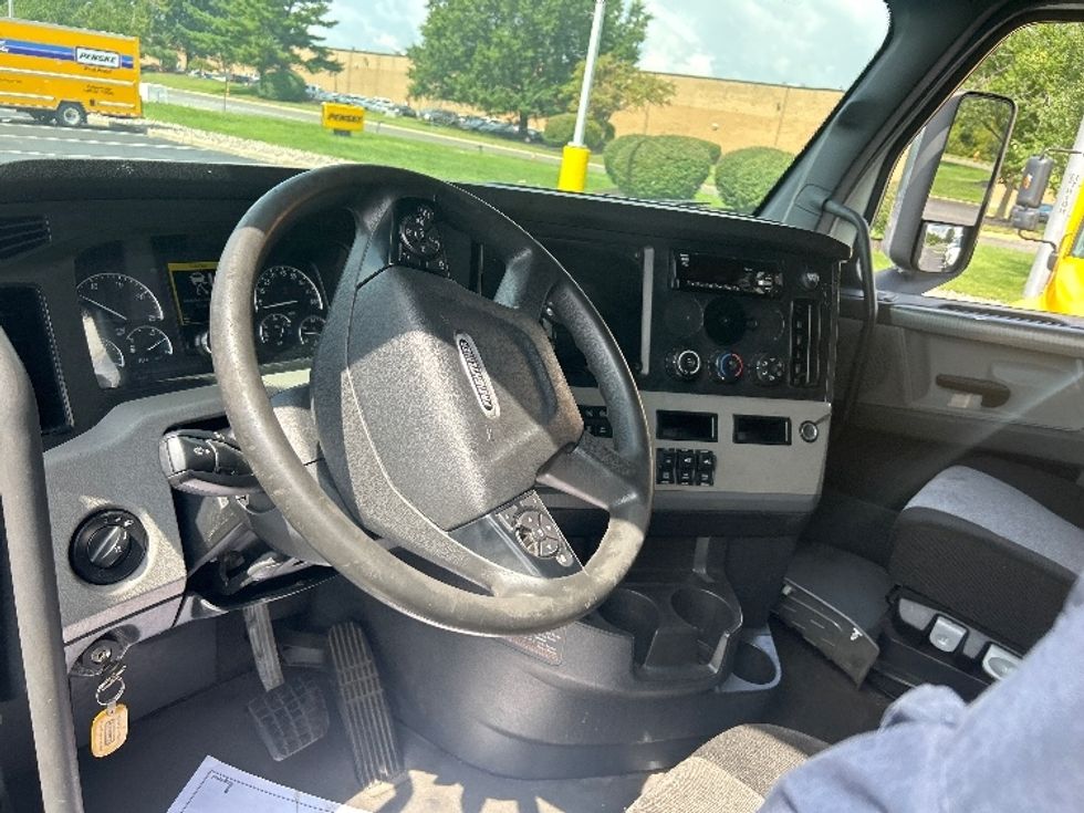 Sleeper Tractor-Heavy Duty Tractors-Freightliner-2021-T11664ST-Swedesboro-NJ-624,722\n\t\tmiles-$ 51,750 - Image 10