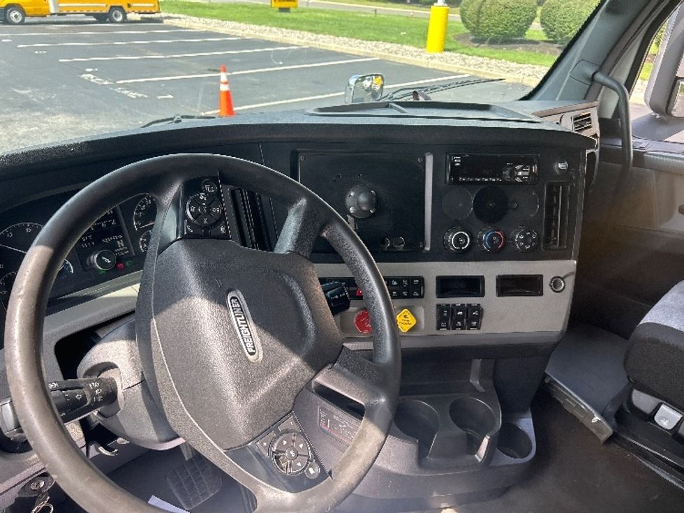 Sleeper Tractor-Heavy Duty Tractors-Freightliner-2021-T11664ST-Swedesboro-NJ-624,722\n\t\tmiles-$ 51,750 - Image 11