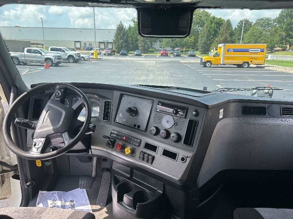 Sleeper Tractor-Heavy Duty Tractors-Freightliner-2021-T11664ST-Swedesboro-NJ-624,722\n\t\tmiles-$ 51,750 - Image 12