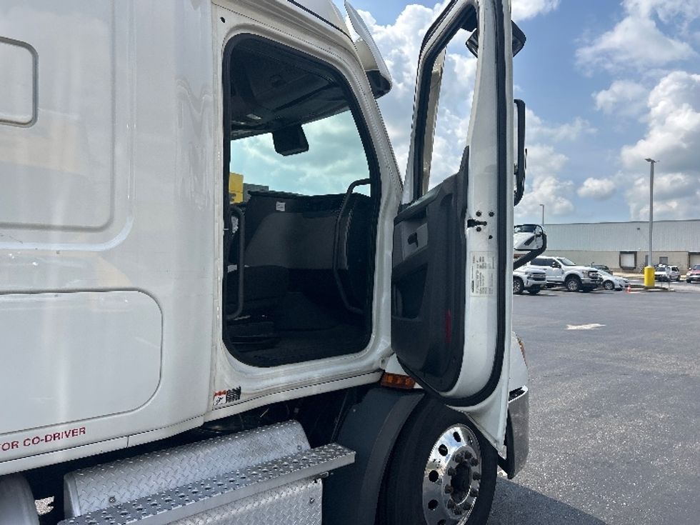 Sleeper Tractor-Heavy Duty Tractors-Freightliner-2021-T11664ST-Swedesboro-NJ-624,722\n\t\tmiles-$ 51,750 - Image 13