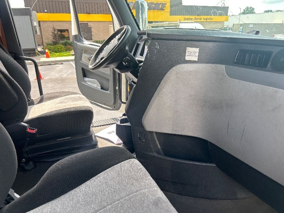 Sleeper Tractor-Heavy Duty Tractors-Freightliner-2021-T11664ST-Swedesboro-NJ-624,722\n\t\tmiles-$ 51,750 - Image 15