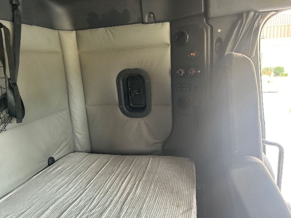 Sleeper Tractor-Heavy Duty Tractors-Freightliner-2021-T11664ST-Swedesboro-NJ-624,722\n\t\tmiles-$ 51,750 - Image 18