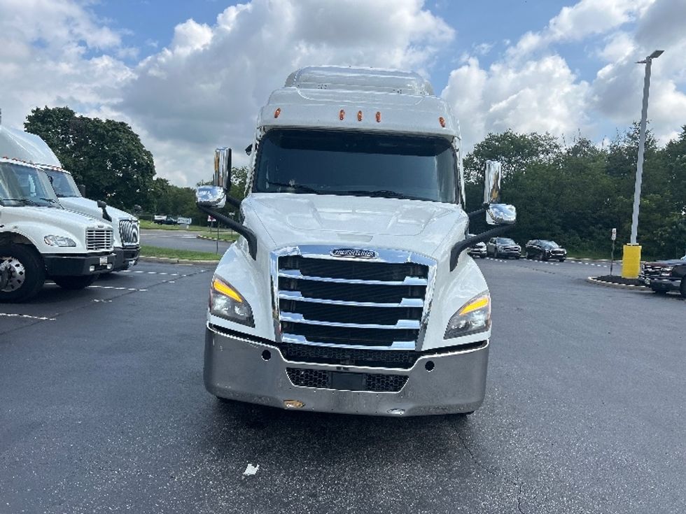 Sleeper Tractor-Heavy Duty Tractors-Freightliner-2021-T11664ST-Swedesboro-NJ-624,722\n\t\tmiles-$ 51,750 - Image 2