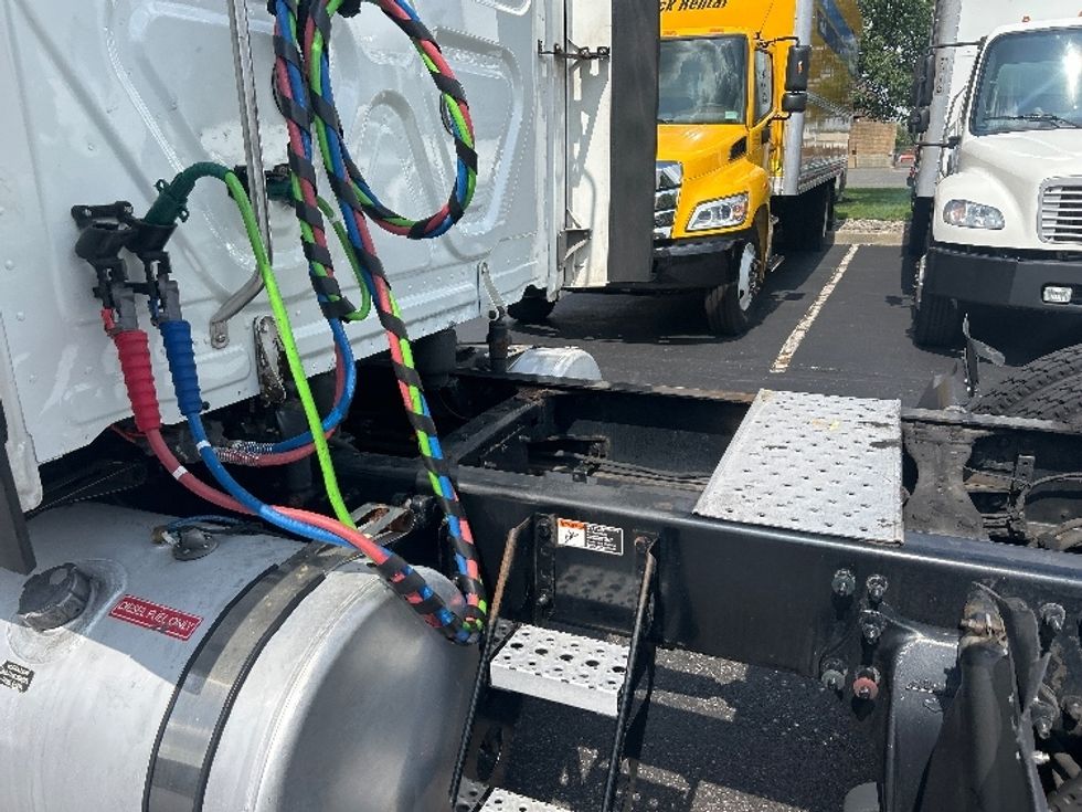 Sleeper Tractor-Heavy Duty Tractors-Freightliner-2021-T11664ST-Swedesboro-NJ-624,722\n\t\tmiles-$ 51,750 - Image 23