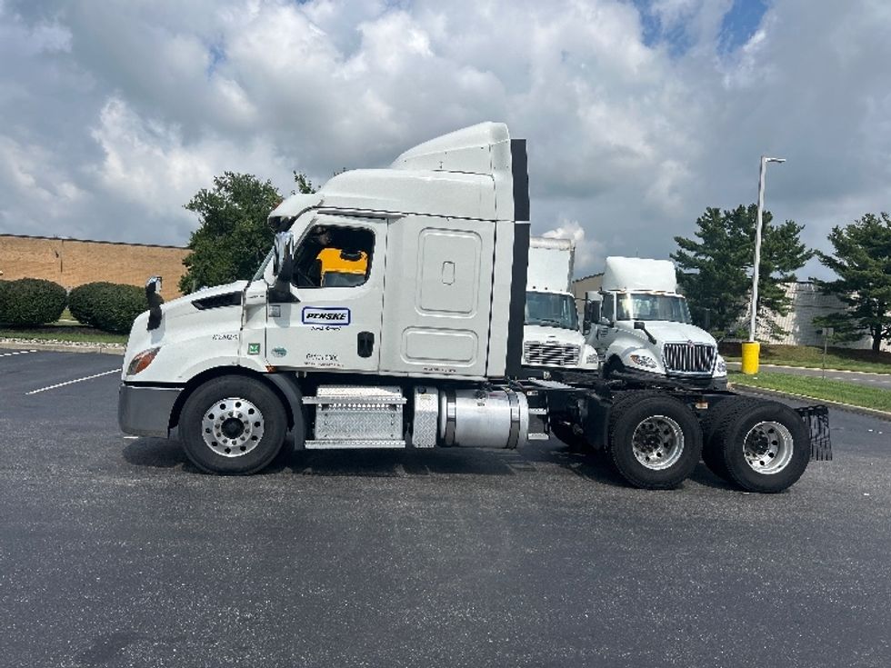 Sleeper Tractor-Heavy Duty Tractors-Freightliner-2021-T11664ST-Swedesboro-NJ-624,722\n\t\tmiles-$ 51,750 - Image 4