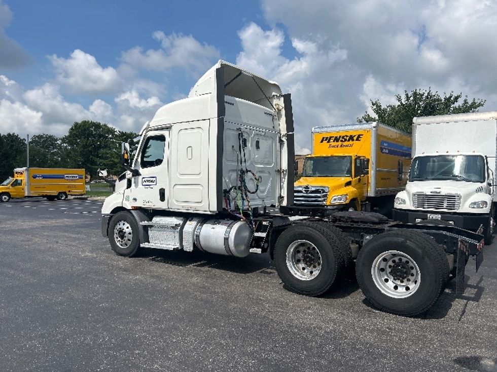 Sleeper Tractor-Heavy Duty Tractors-Freightliner-2021-T11664ST-Swedesboro-NJ-624,722\n\t\tmiles-$ 51,750 - Image 5