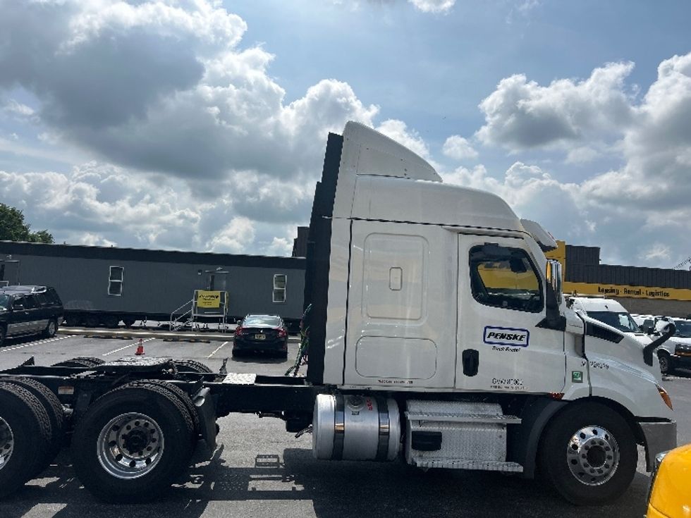 Sleeper Tractor-Heavy Duty Tractors-Freightliner-2021-T11664ST-Swedesboro-NJ-624,722\n\t\tmiles-$ 51,750 - Image 8