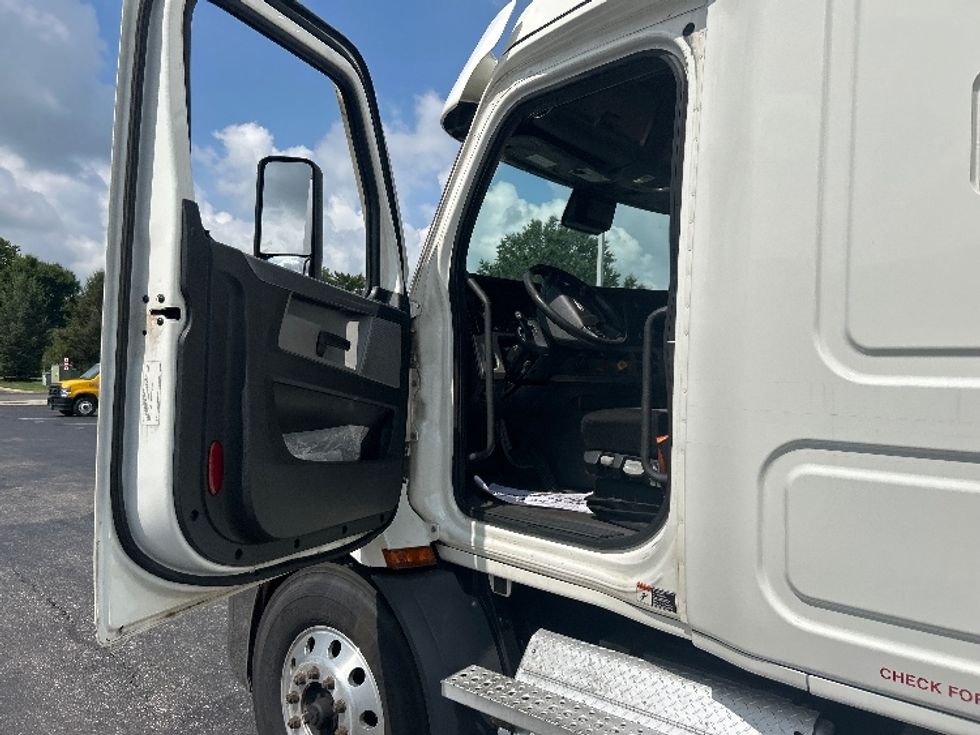 Sleeper Tractor-Heavy Duty Tractors-Freightliner-2021-T11664ST-Swedesboro-NJ-624,722\n\t\tmiles-$ 51,750 - Image 9