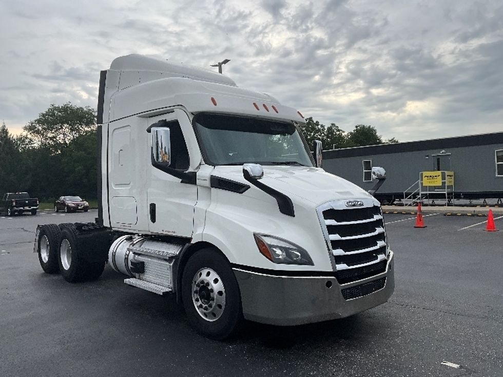 Sleeper Tractor-Heavy Duty Tractors-Freightliner-2021-T11664ST-Swedesboro-NJ-654,313\n\t\tmiles-$ 49,250 - Image 1