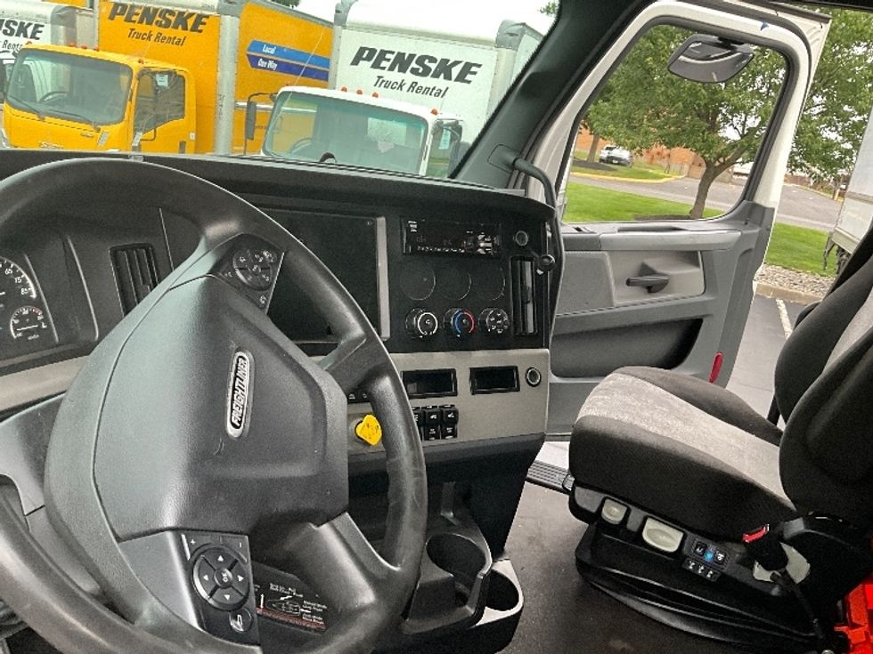 Sleeper Tractor-Heavy Duty Tractors-Freightliner-2021-T11664ST-Swedesboro-NJ-654,313\n\t\tmiles-$ 49,250 - Image 10