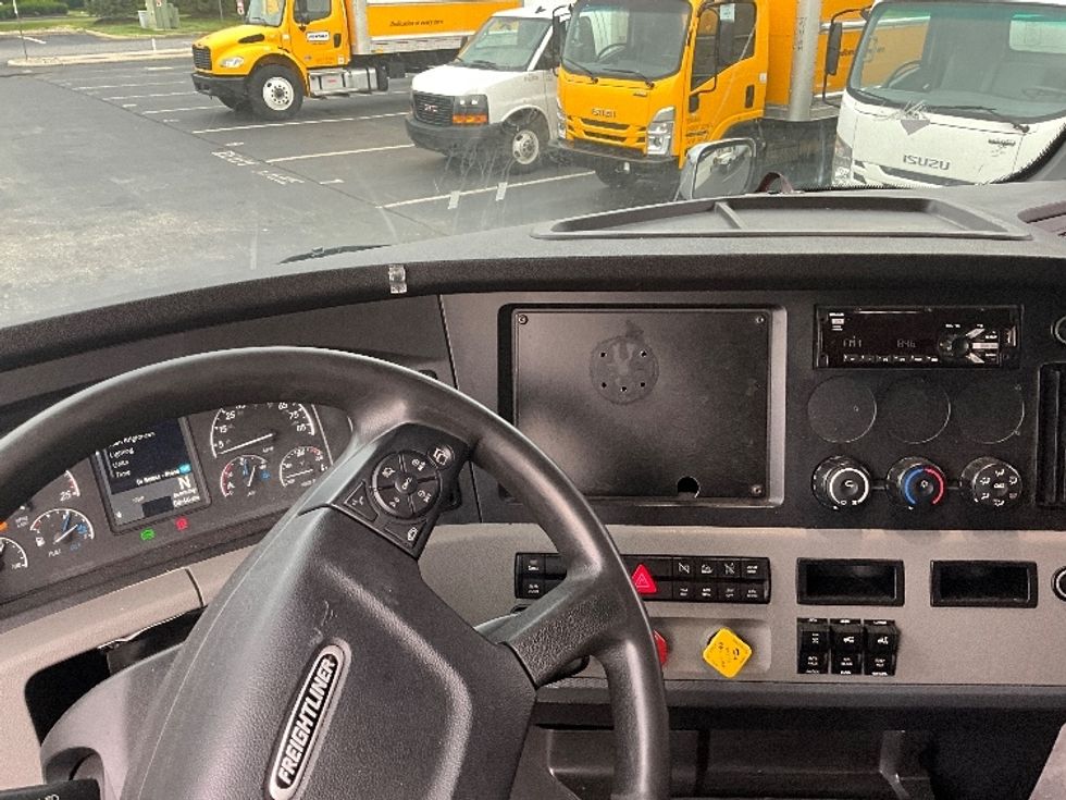 Sleeper Tractor-Heavy Duty Tractors-Freightliner-2021-T11664ST-Swedesboro-NJ-654,313\n\t\tmiles-$ 49,250 - Image 11