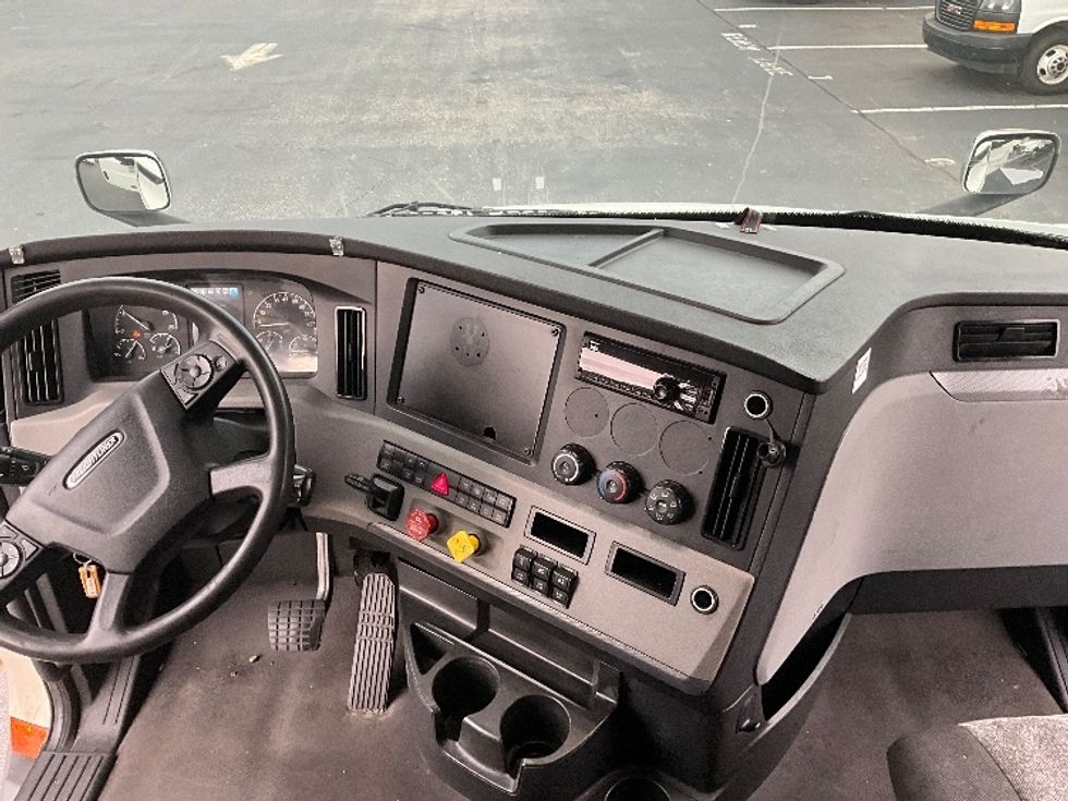 Sleeper Tractor-Heavy Duty Tractors-Freightliner-2021-T11664ST-Swedesboro-NJ-654,313\n\t\tmiles-$ 49,250 - Image 12