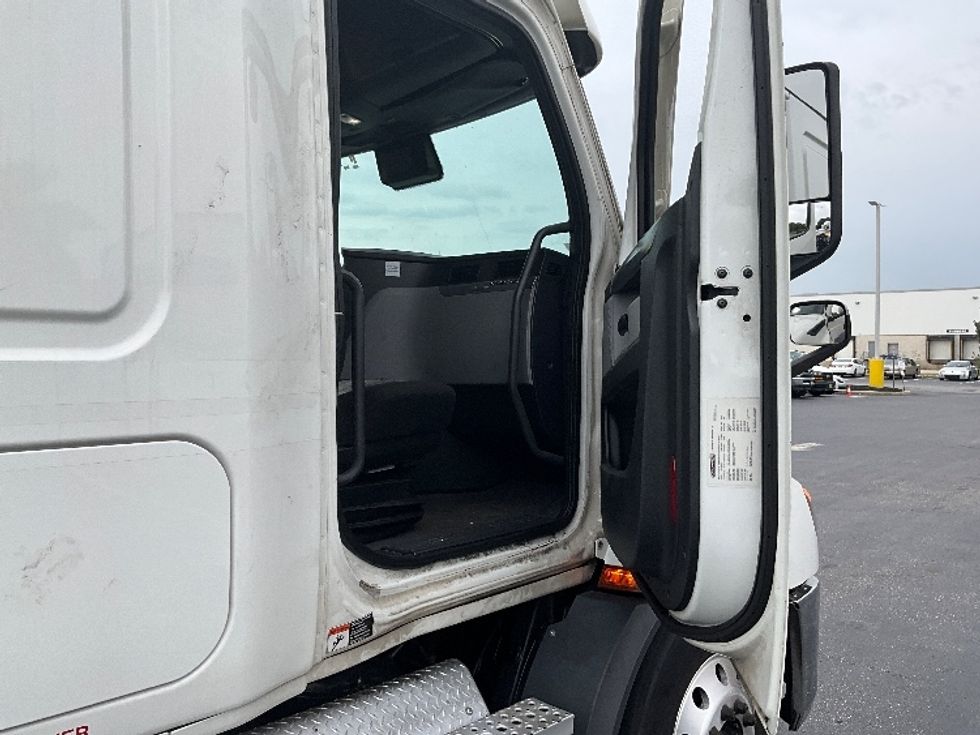 Sleeper Tractor-Heavy Duty Tractors-Freightliner-2021-T11664ST-Swedesboro-NJ-654,313\n\t\tmiles-$ 49,250 - Image 13