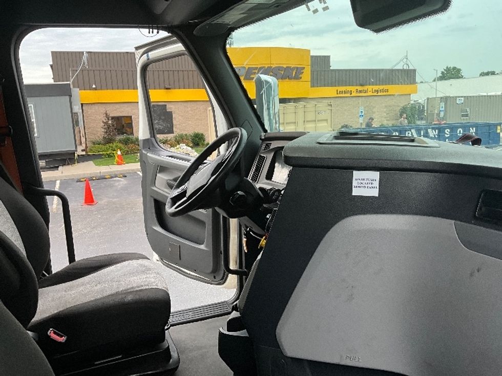 Sleeper Tractor-Heavy Duty Tractors-Freightliner-2021-T11664ST-Swedesboro-NJ-654,313\n\t\tmiles-$ 49,250 - Image 15