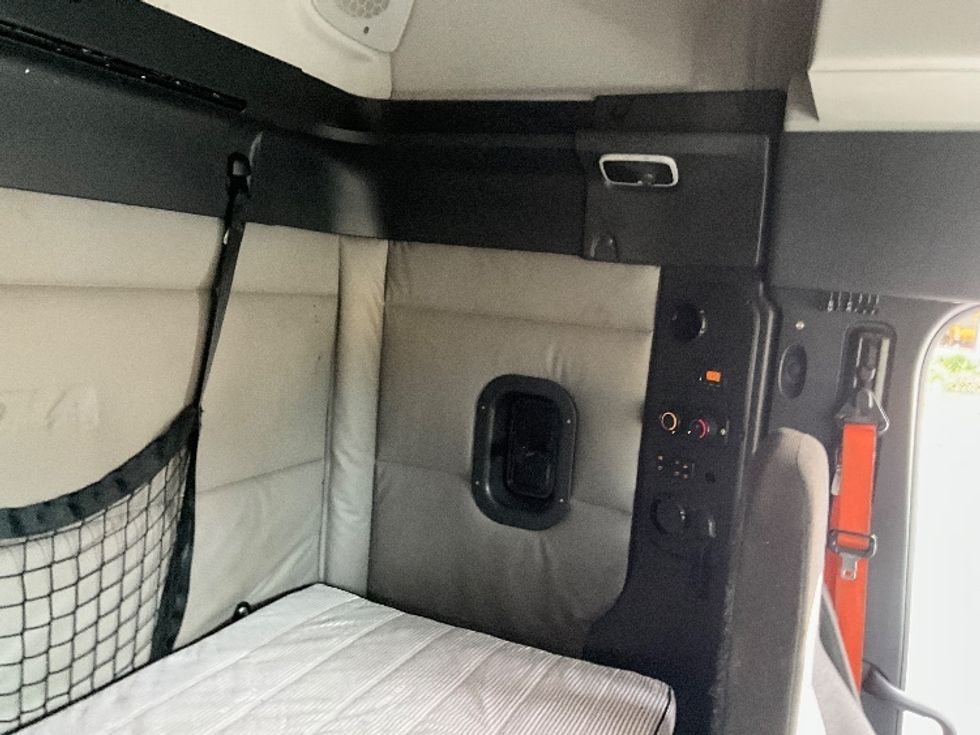 Sleeper Tractor-Heavy Duty Tractors-Freightliner-2021-T11664ST-Swedesboro-NJ-654,313\n\t\tmiles-$ 49,250 - Image 18
