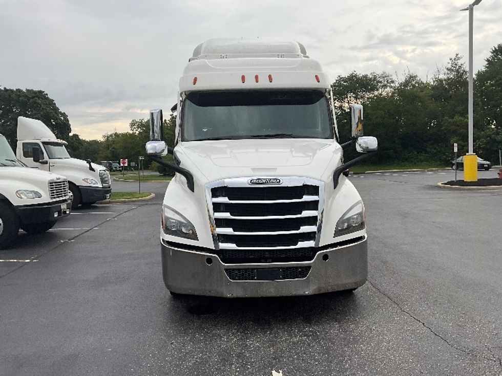 Sleeper Tractor-Heavy Duty Tractors-Freightliner-2021-T11664ST-Swedesboro-NJ-654,313\n\t\tmiles-$ 49,250 - Image 2