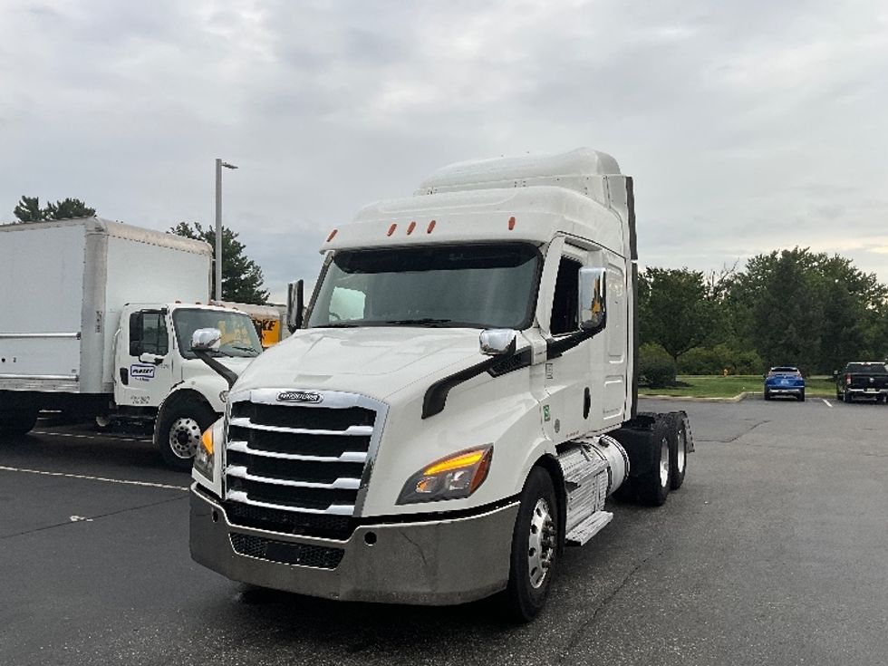 Sleeper Tractor-Heavy Duty Tractors-Freightliner-2021-T11664ST-Swedesboro-NJ-654,313\n\t\tmiles-$ 49,250 - Image 3
