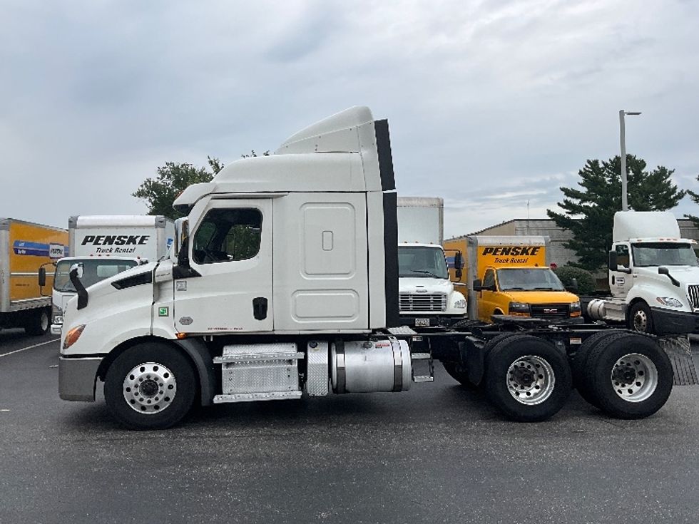 Sleeper Tractor-Heavy Duty Tractors-Freightliner-2021-T11664ST-Swedesboro-NJ-654,313\n\t\tmiles-$ 49,250 - Image 4