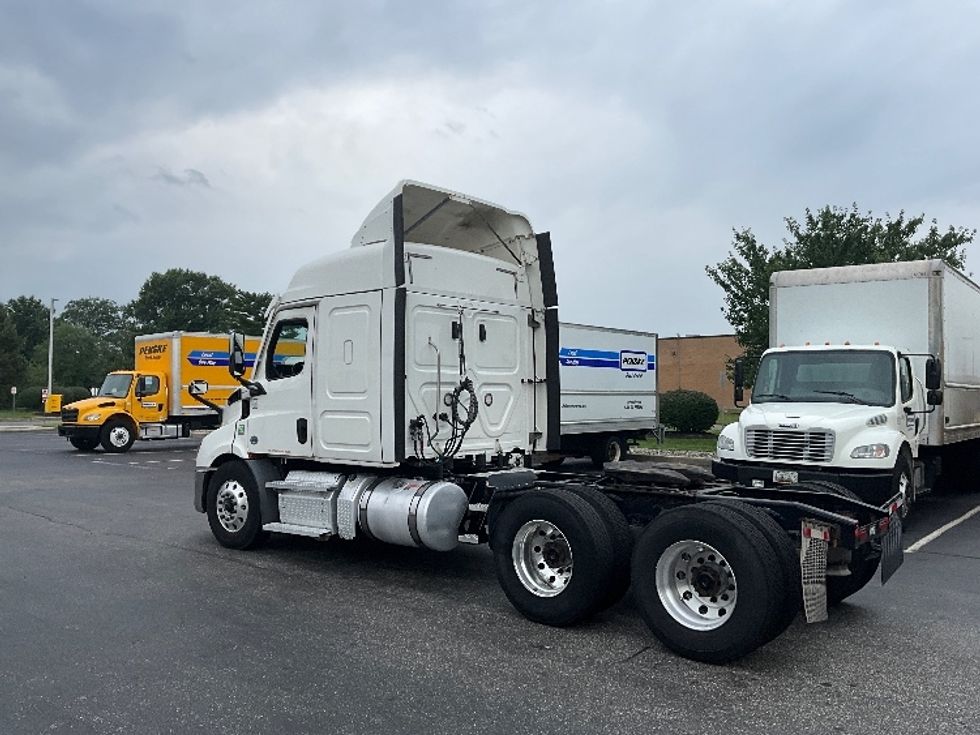 Sleeper Tractor-Heavy Duty Tractors-Freightliner-2021-T11664ST-Swedesboro-NJ-654,313\n\t\tmiles-$ 49,250 - Image 5