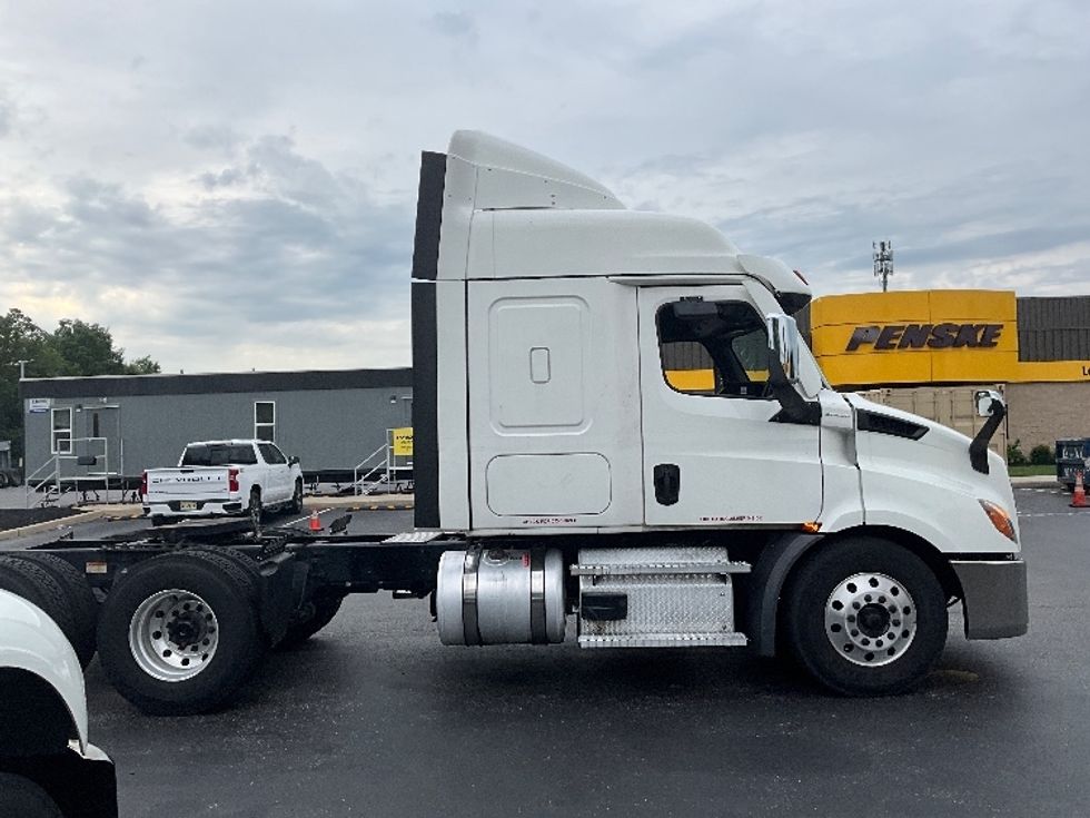Sleeper Tractor-Heavy Duty Tractors-Freightliner-2021-T11664ST-Swedesboro-NJ-654,313\n\t\tmiles-$ 49,250 - Image 8