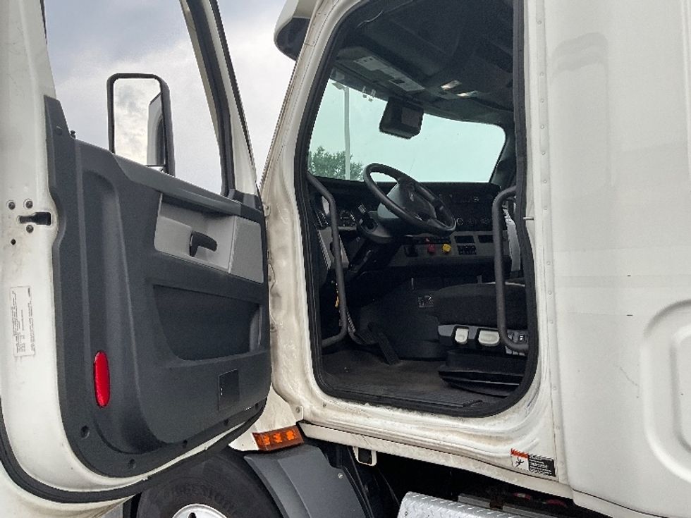 Sleeper Tractor-Heavy Duty Tractors-Freightliner-2021-T11664ST-Swedesboro-NJ-654,313\n\t\tmiles-$ 49,250 - Image 9