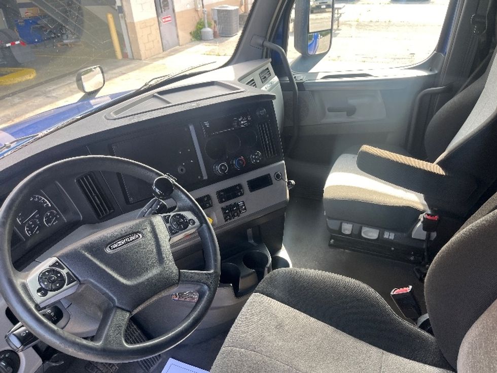 Sleeper Tractor-Heavy Duty Tractors-Freightliner-2021-T12642ST-Cleveland-TN-463,860\n\t\tmiles-$ 62,000 - Image 10