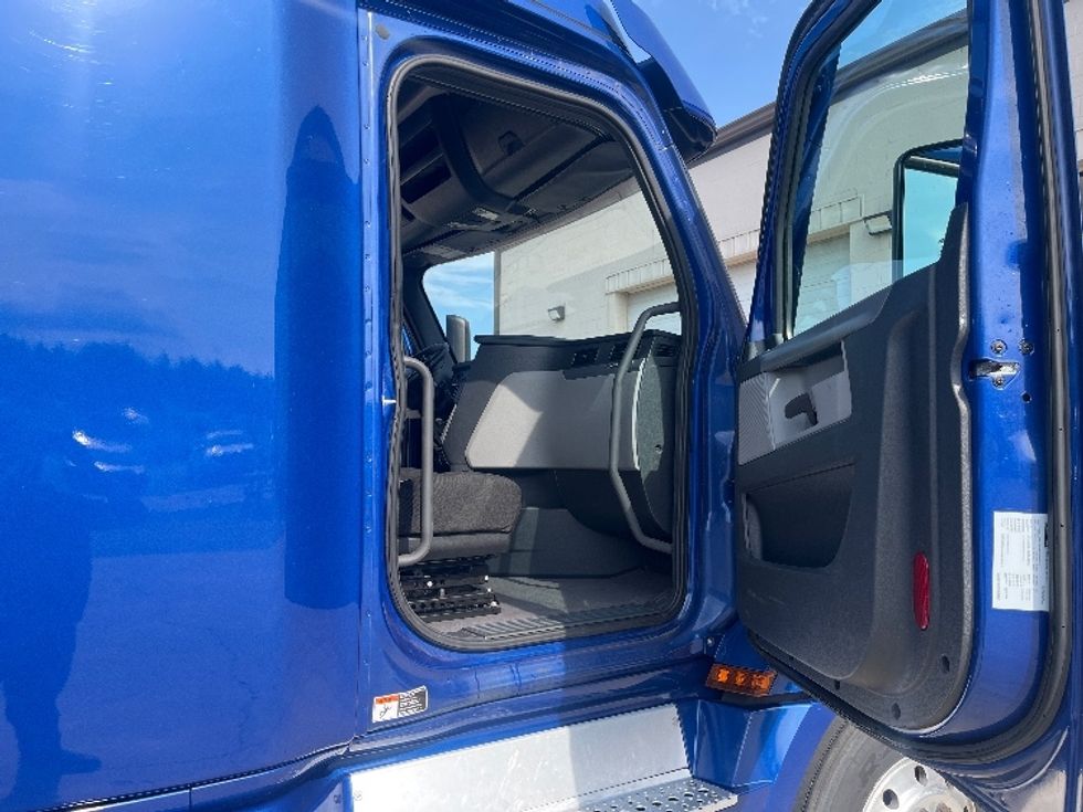 Sleeper Tractor-Heavy Duty Tractors-Freightliner-2021-T12642ST-Cleveland-TN-463,860\n\t\tmiles-$ 62,000 - Image 13