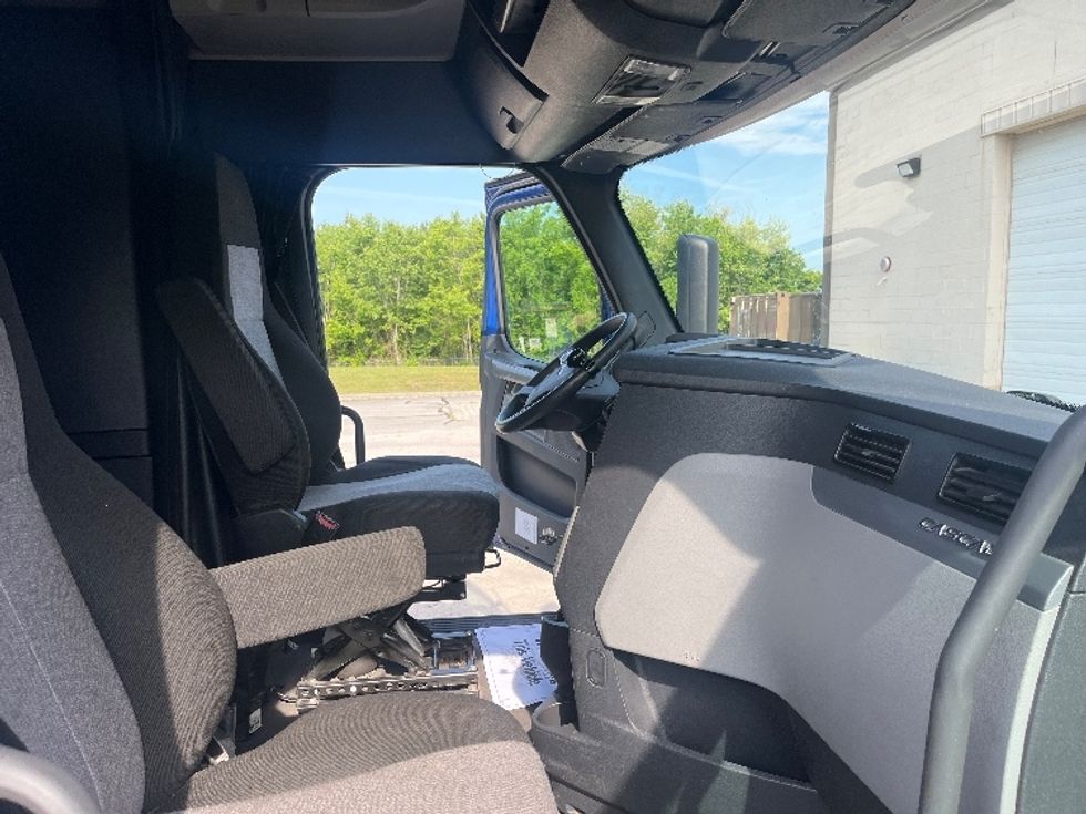 Sleeper Tractor-Heavy Duty Tractors-Freightliner-2021-T12642ST-Cleveland-TN-463,860\n\t\tmiles-$ 62,000 - Image 15