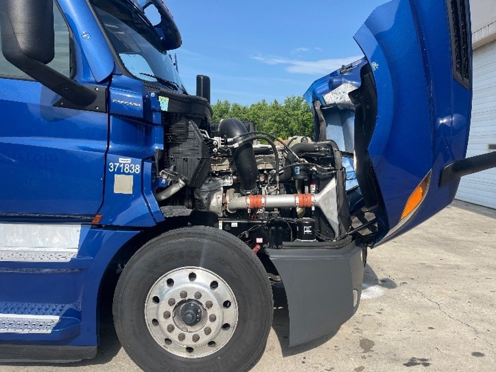 Sleeper Tractor-Heavy Duty Tractors-Freightliner-2021-T12642ST-Cleveland-TN-463,860\n\t\tmiles-$ 62,000 - Image 19