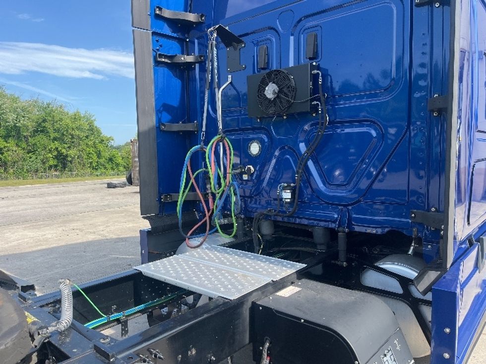 Sleeper Tractor-Heavy Duty Tractors-Freightliner-2021-T12642ST-Cleveland-TN-463,860\n\t\tmiles-$ 62,000 - Image 22