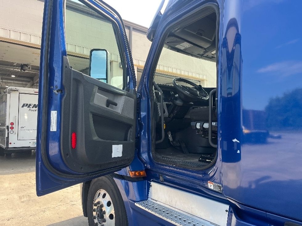 Sleeper Tractor-Heavy Duty Tractors-Freightliner-2021-T12642ST-Cleveland-TN-463,860\n\t\tmiles-$ 62,000 - Image 9