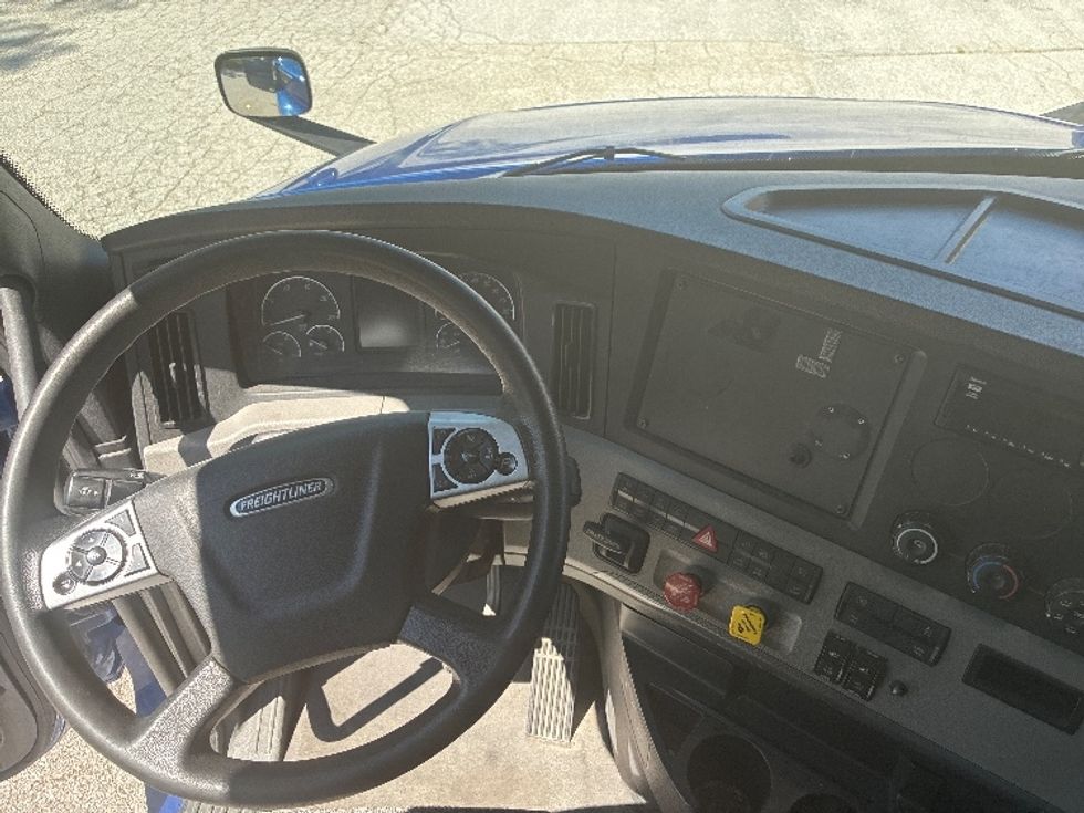 Sleeper Tractor-Heavy Duty Tractors-Freightliner-2021-T12642ST-Fort Wayne-IN-413,354\n\t\tmiles-$ 60,000 - Image 11