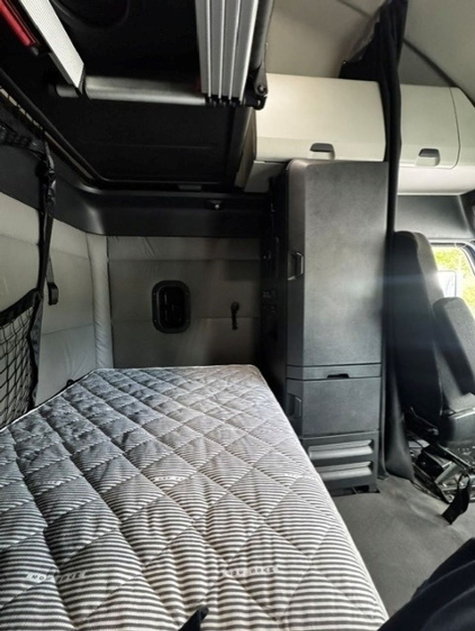 Sleeper Tractor-Heavy Duty Tractors-Freightliner-2021-T12642ST-Fort Wayne-IN-413,354\n\t\tmiles-$ 60,000 - Image 18