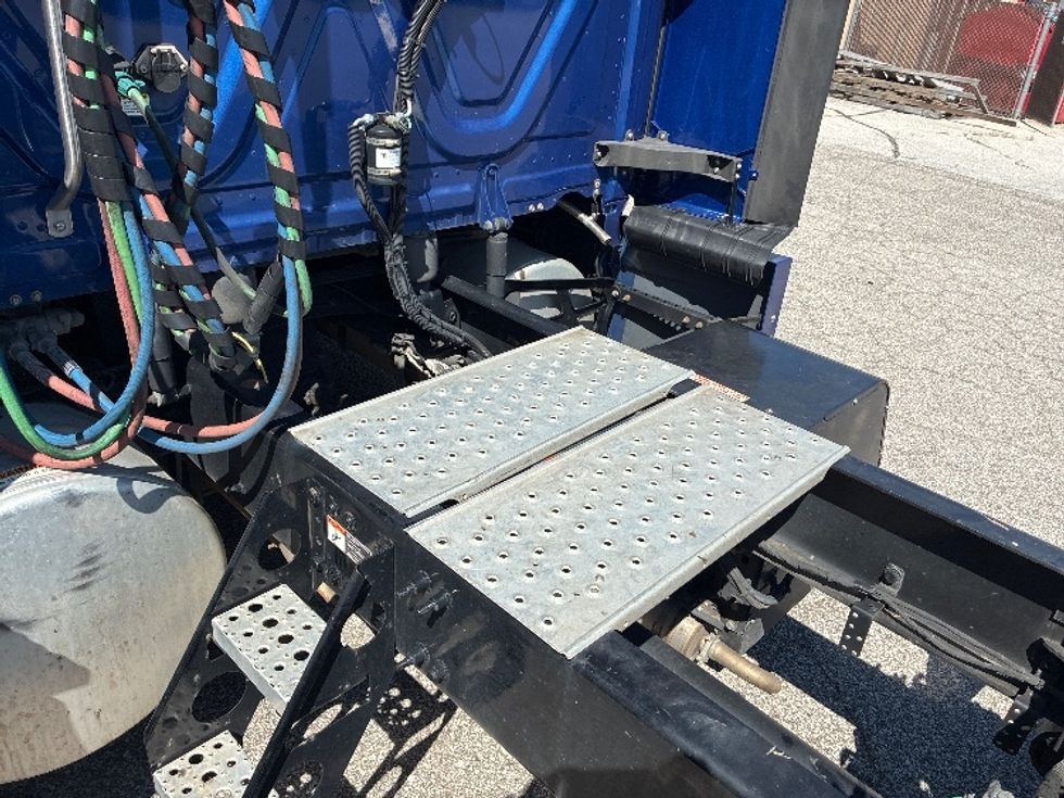 Sleeper Tractor-Heavy Duty Tractors-Freightliner-2021-T12642ST-Fort Wayne-IN-413,354\n\t\tmiles-$ 60,000 - Image 22