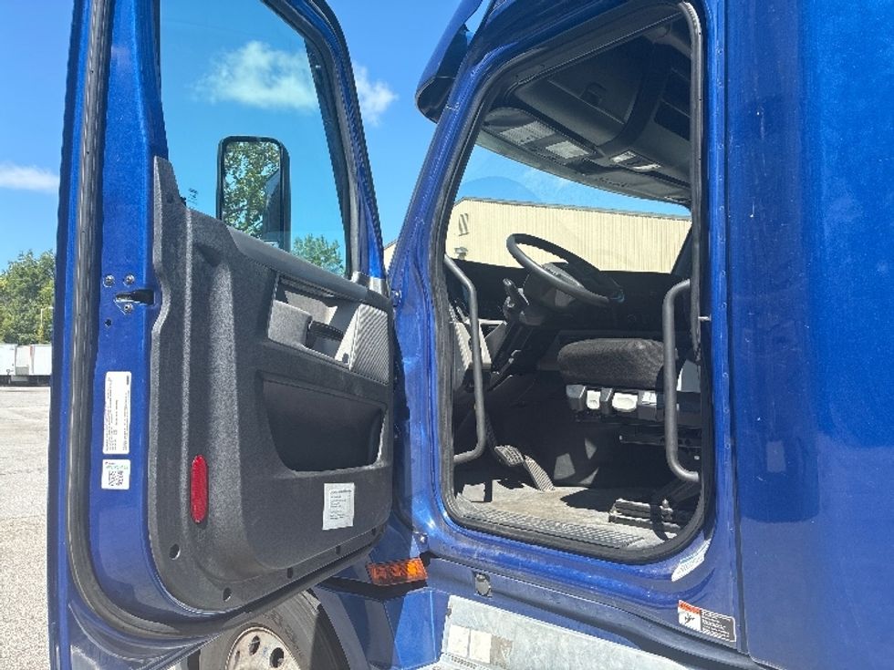 Sleeper Tractor-Heavy Duty Tractors-Freightliner-2021-T12642ST-Fort Wayne-IN-413,354\n\t\tmiles-$ 60,000 - Image 9