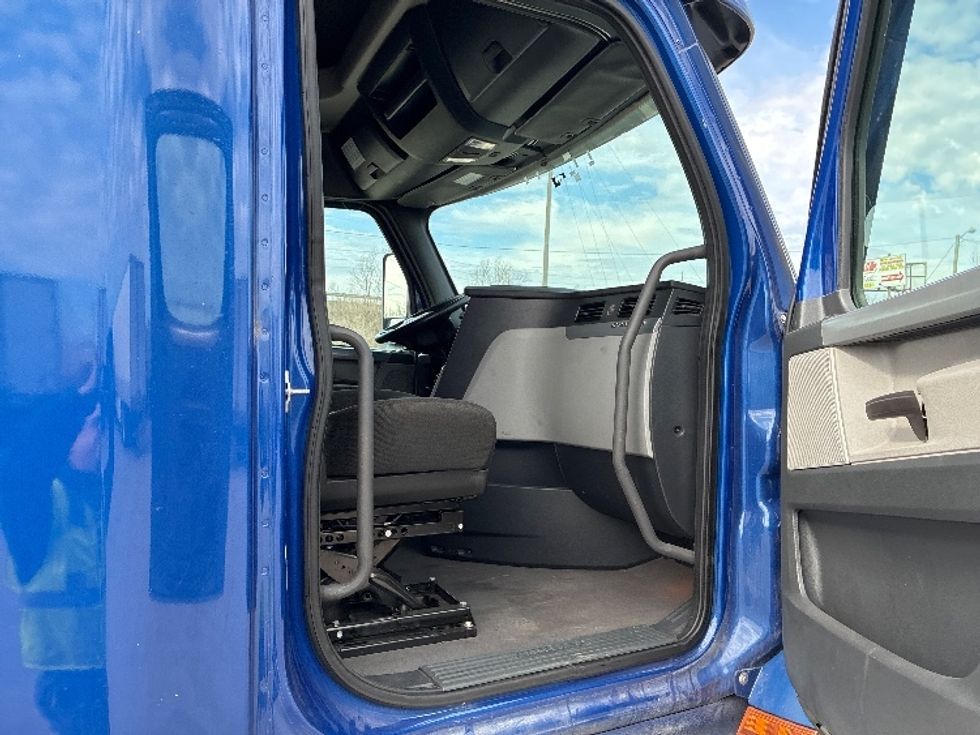 Sleeper Tractor-Heavy Duty Tractors-Freightliner-2021-T12642ST-Fort Wayne-IN-425,875\n\t\tmiles-$ 60,500 - Image 13