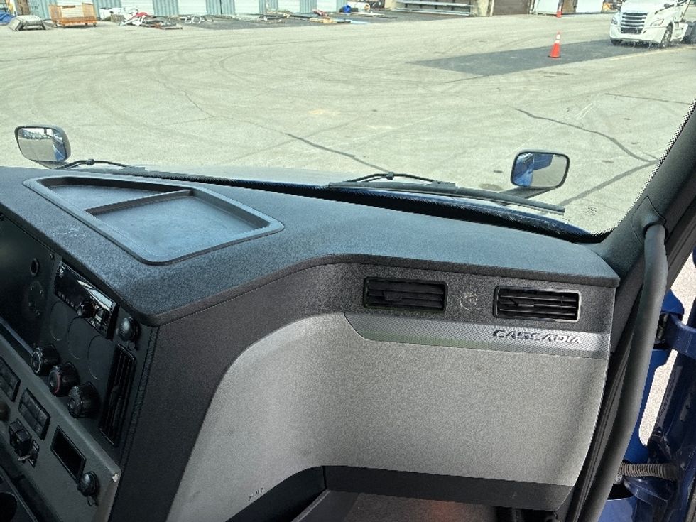 Sleeper Tractor-Heavy Duty Tractors-Freightliner-2021-T12642ST-Fort Wayne-IN-425,875\n\t\tmiles-$ 60,500 - Image 14