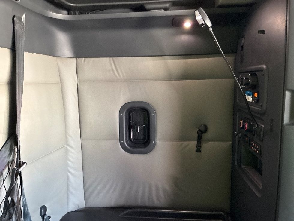 Sleeper Tractor-Heavy Duty Tractors-Freightliner-2021-T12642ST-Fort Wayne-IN-425,875\n\t\tmiles-$ 60,500 - Image 18