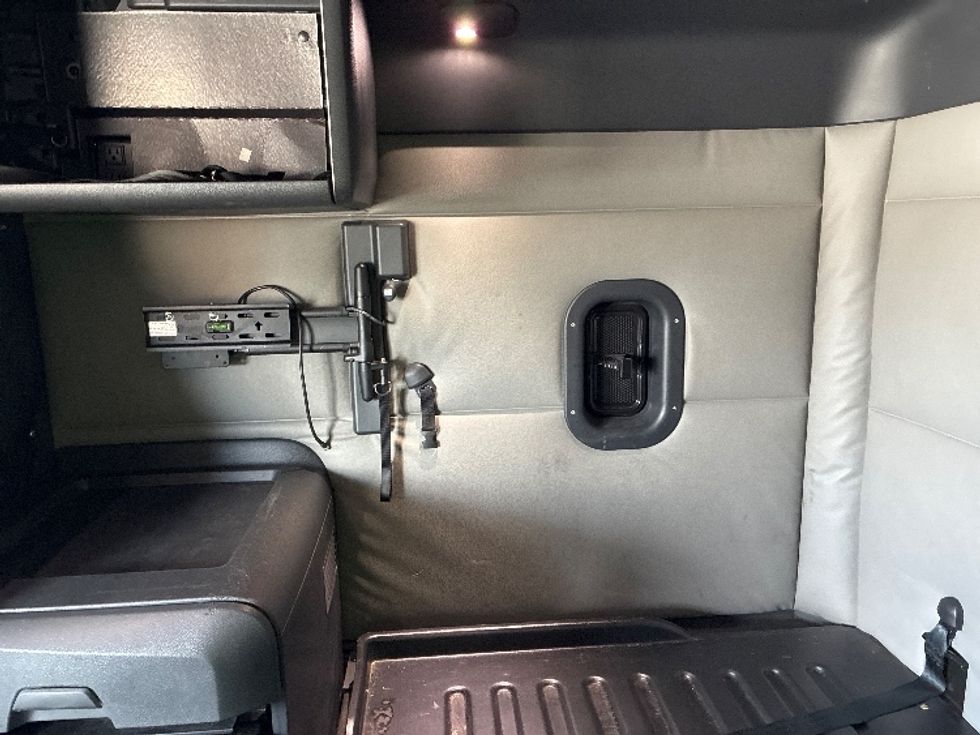 Sleeper Tractor-Heavy Duty Tractors-Freightliner-2021-T12642ST-Fort Wayne-IN-425,875\n\t\tmiles-$ 60,500 - Image 19